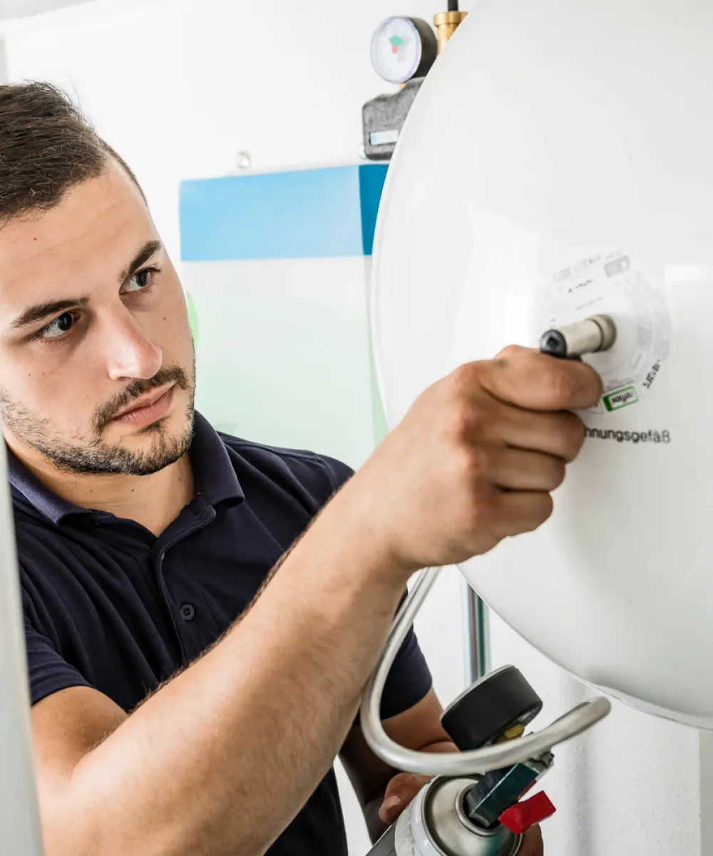 Handwerker wartet eine Heizungsanlage